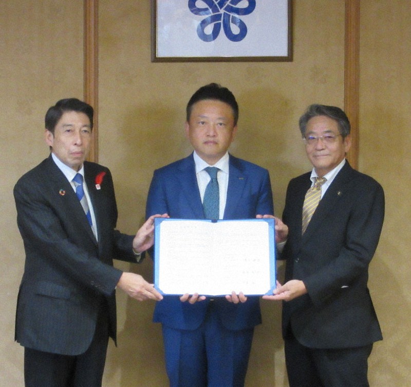 沢井製薬の新工場立地協定を締結した(左から)服部知事、沢井社長、飯塚市の片峯市長=福岡県庁で2021年10月14日午前10時7分、光田宗義撮影