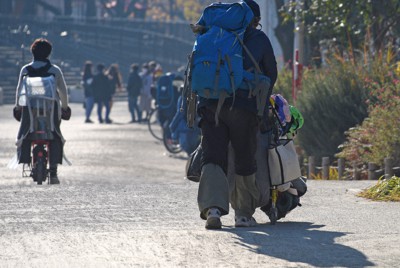 日中の公園を歩くホームレスの男性＝東京都台東区で2020年12月28日午後2時5分、丸山博撮影