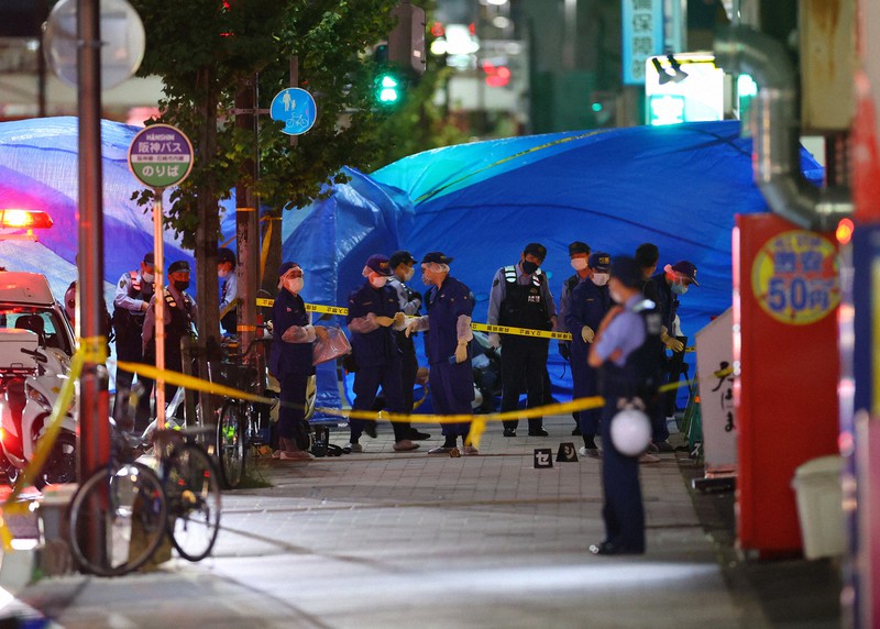 マンション敷地で女性刺され死亡 容疑者はバイクで逃走か 尼崎 毎日新聞