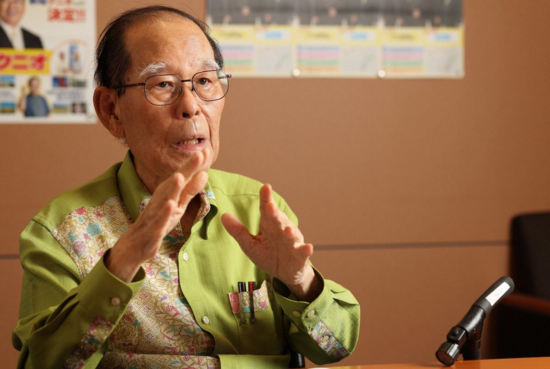 照屋寛徳氏=小川昌宏撮影