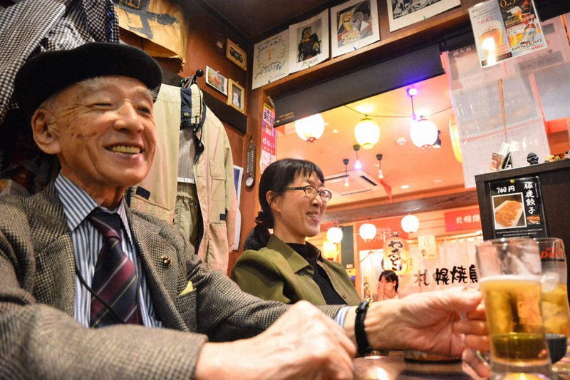 飲食店の時短営業が解除され、食事を楽しむ人たち=札幌市中央区で2021年10月15日、米山淳撮影