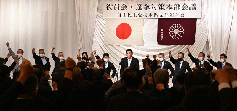 候補者一本化の道筋がついた自民党県連の役員会・選対本部会議でガンバローコールをする西川公也元農相(左端)と五十嵐清氏(右端)=宇都宮市内のホテルで2021年10月2日、御園生枝里撮影