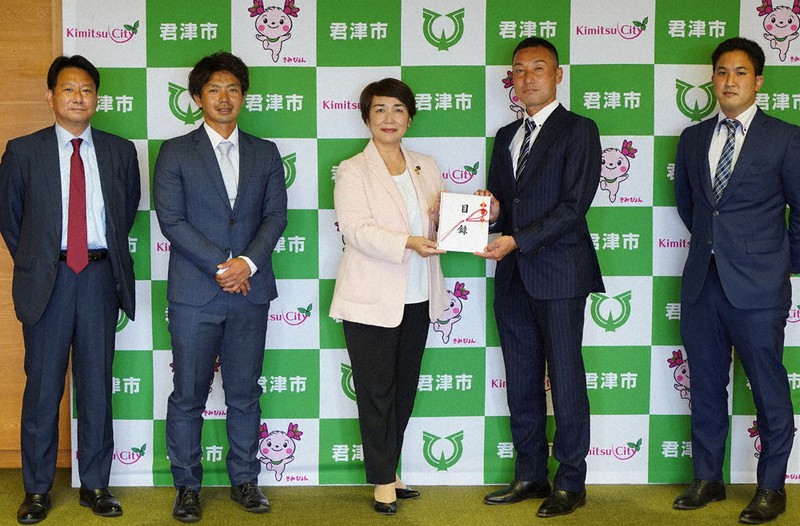 石井市長に健闘を誓った日本製鉄かずさマジックの渡辺監督(右から2人目)ら=千葉県君津市役所提供