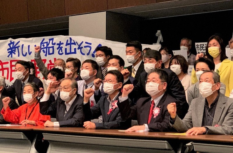 衆院選での「野党共闘」をアピールする集会に参加した立憲民主の長妻昭副代表(前列中央)や共産の小池晃書記局長(同右から2人目)ら=千代田区の参院議員会館で