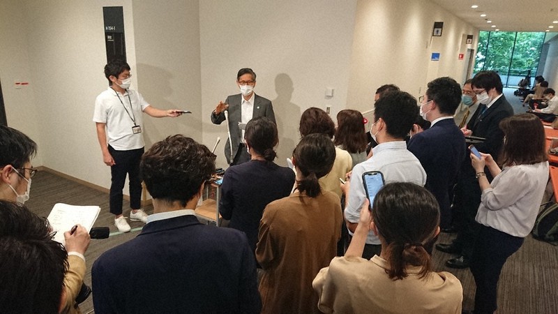 緊急事態宣言の延長が諮られた政府の基本的対処方針分科会後、尾身茂会長(中央奥)を取材する報道陣=東京都千代田区で2021年9月9日、矢澤秀範撮影