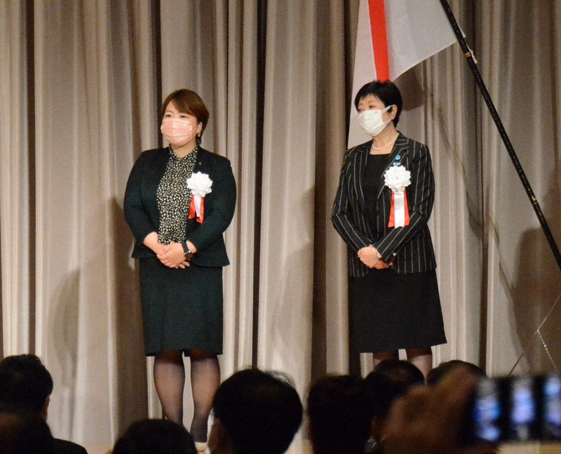 衆院選の撤退を決めた翌日に開かれた都民ファーストの会の「都政セミナー」で、壇上に立つ荒木千陽代表(左)と小池百合子特別顧問=東京都内で2021年10月16日午後5時46分、竹内麻子撮影
