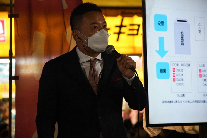 衆院選で比例代表東京ブロックから出馬すると表明した、れいわ新選組の山本太郎代表=東京都豊島区のJR池袋駅前で16日午後5時35分、佐野格撮影