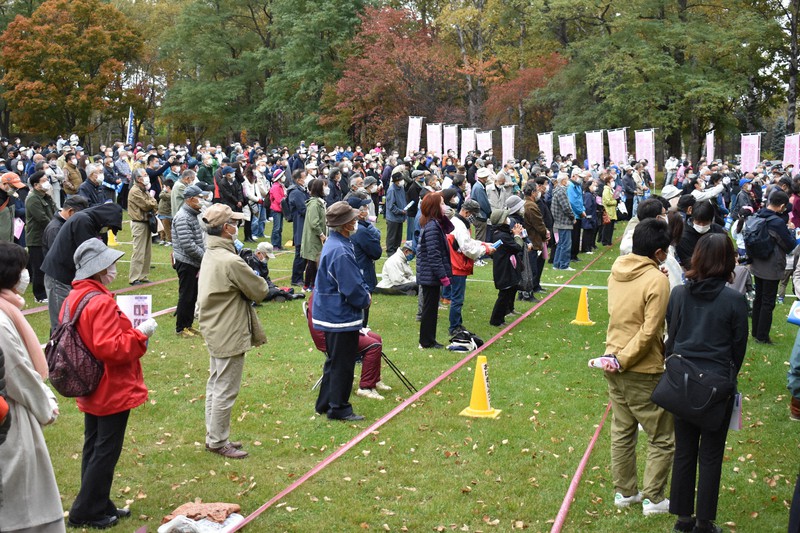 コロナ対策のため公園で開かれた立候補予定者の決起集会。支援者は間隔を空けながら応援した=帯広市で2021年10月16日午後1時42分、鈴木斉撮影