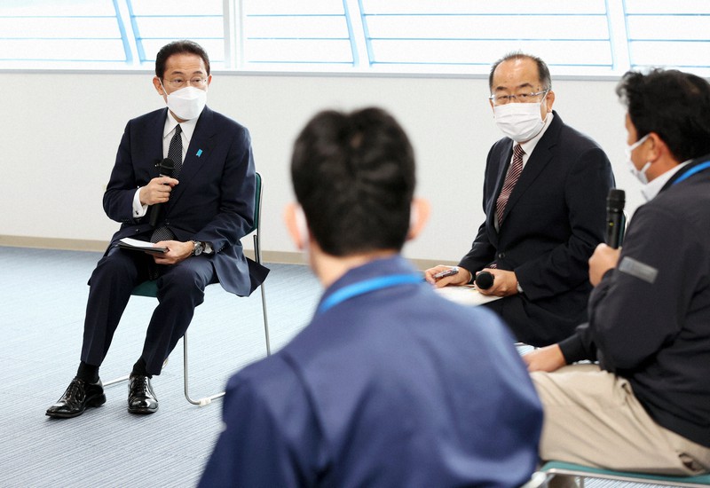 大船渡市魚市場で車座になって地元関係者と話し合う岸田文雄首相(左端)と西銘恒三郎復興相(右から2人目)=岩手県大船渡市で2021年10月16日午前11時56分(代表撮影)