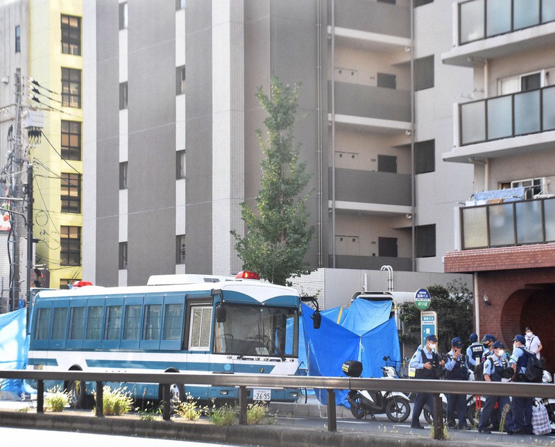 尼崎女性刺殺 黒っぽい服装の 30代がバイクで逃走か 毎日新聞