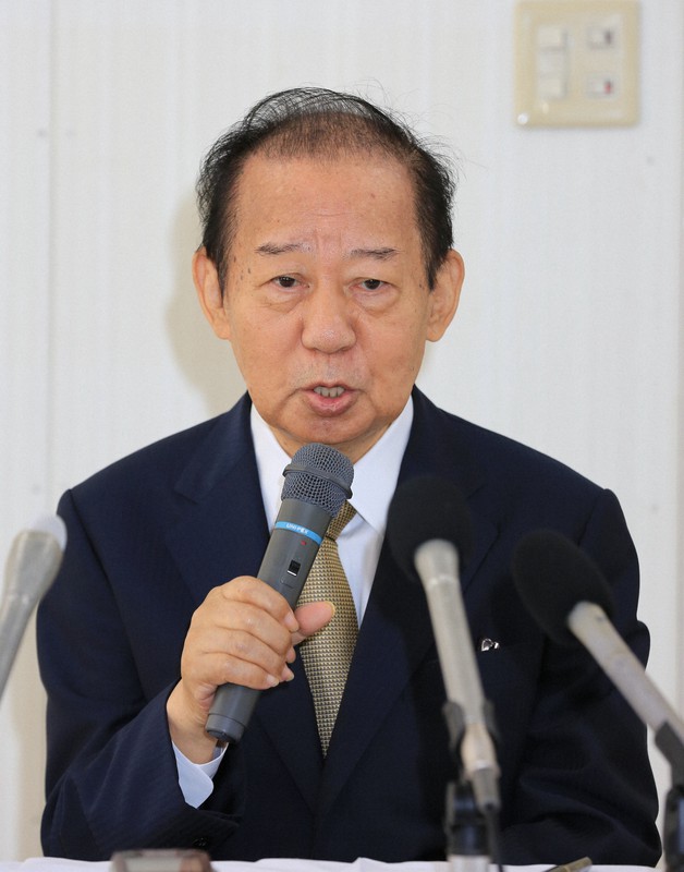 報道陣の取材に応じる二階氏=和歌山県御坊市島の事務所で2021年10月16日、山本芳博撮影