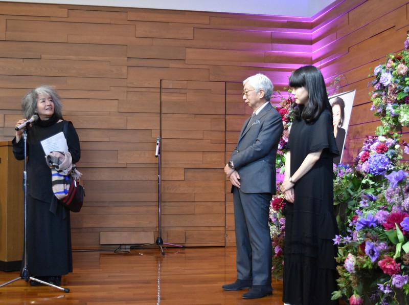 「木内みどりさんを語りあう会」で木内さんの夫の水野誠一さん(右から2人目)と長女頌子さん(右)を前にスピーチする落合恵子さん=東京都港区で2020年2月13日、沢田石洋史撮影