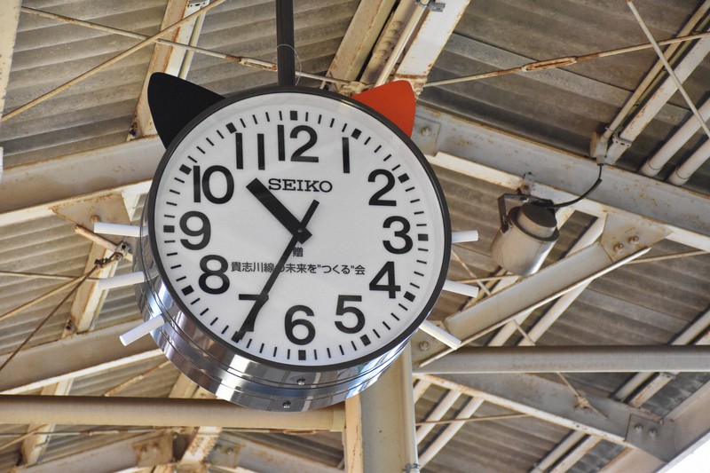 Cat clock inspired by feline stationmaster unveiled in west Japan's