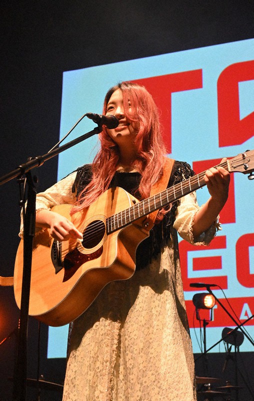 デビュー曲「ピンクレモネード」を披露するキエ・アンダーソンさん=高崎市で2021年10月4日、佐藤伸撮影