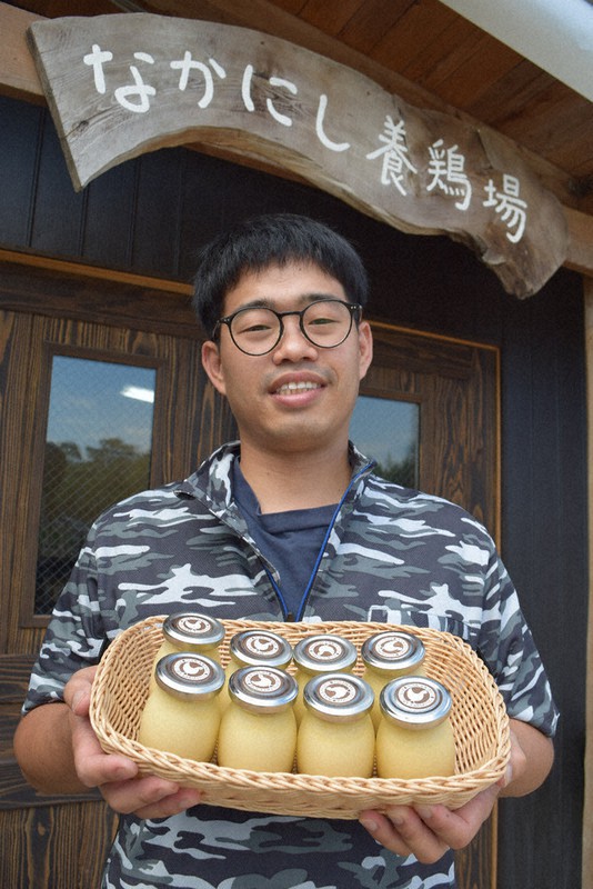 祐太郎さんが開発した「有精卵ぷりん」は濃厚な味わいが人気=北九州市若松区で2021年10月8日、青木絵美撮影