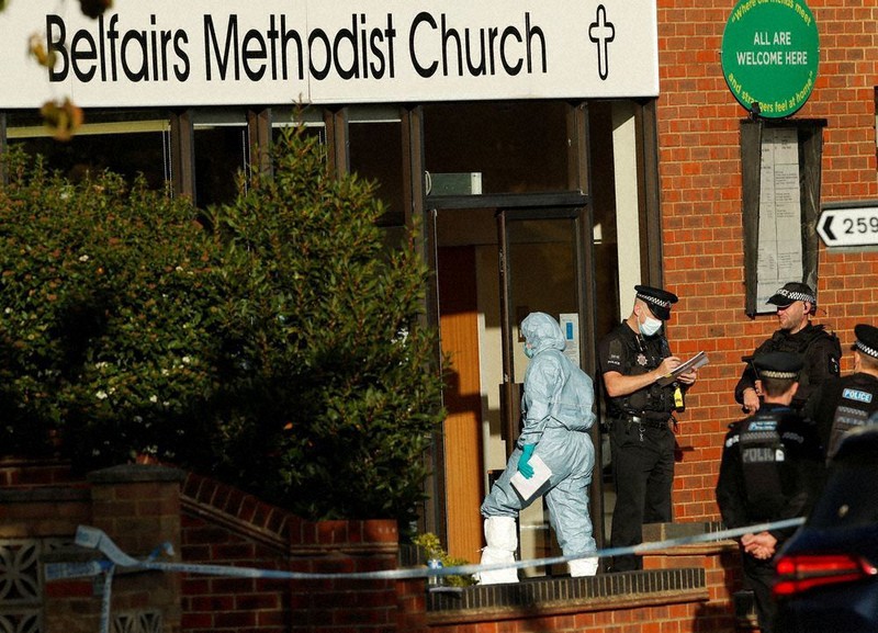 デービッド・エイメス英下院議員が襲撃された教会に入る警察官=英南東部エセックス州で15日、ロイター