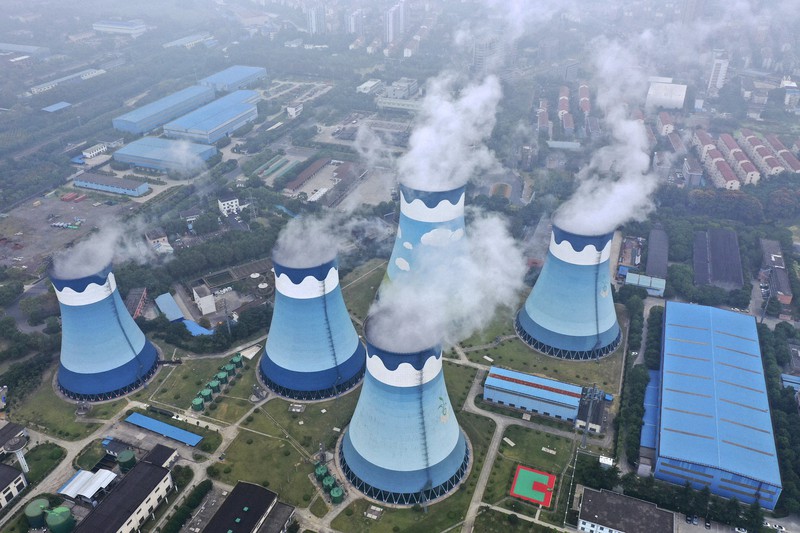 中国東部の江蘇省南京市にある石炭火力発電所=2021年9月27日、AP