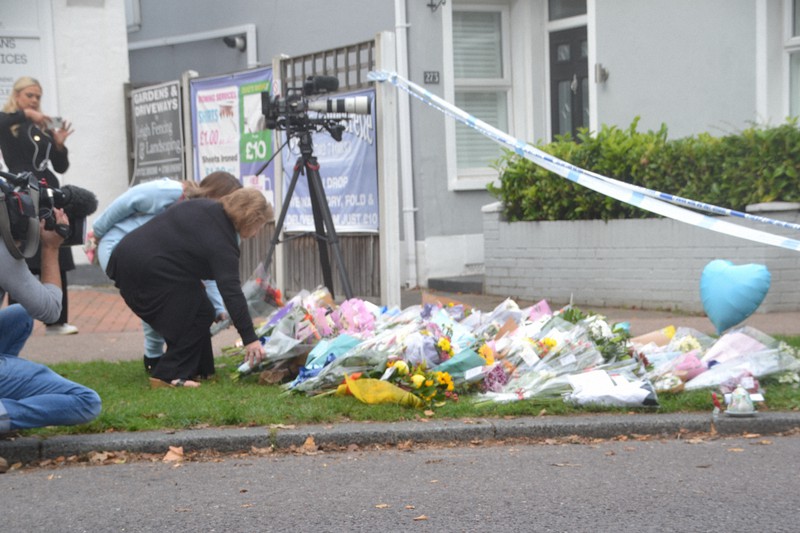エイメス氏が刺殺された教会付近に花を手向ける人々=英南東部リーオンシーで2021年10月16日、服部正法撮影