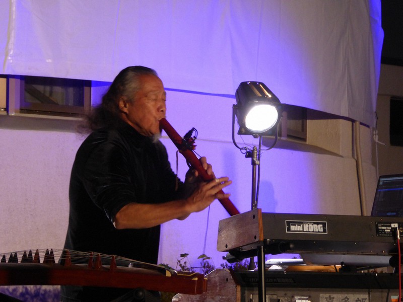 演奏する喜多郎さん=京都市山科区の花山天文台で2021年10月16日午後5時50分、千葉紀和撮影
