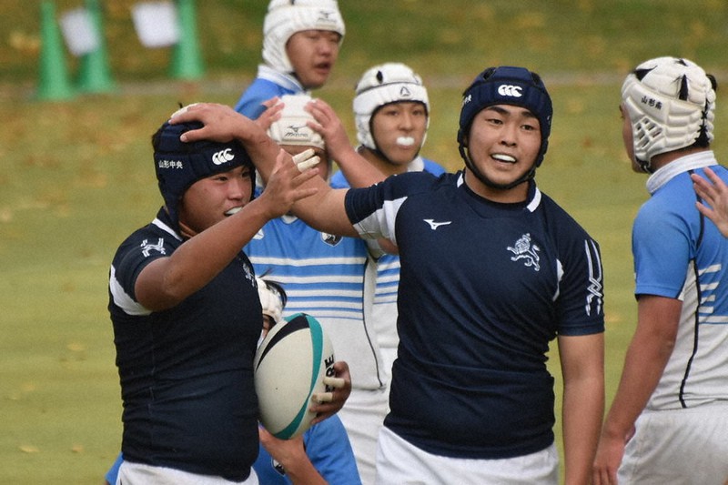 【山形中央-山形南】前半9分、山形中央のFW和合がトライを決め、チームメートと喜び合う=山形県天童市の県総合運動公園ラグビー場で2021年10月17日、藤村元大撮影