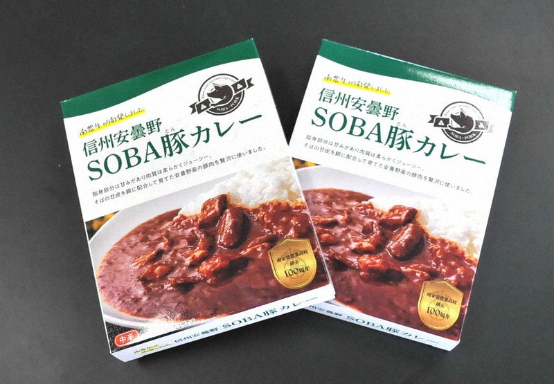 南安曇農業高の生徒たちが開発した「信州安曇野SOBA豚カレー」=2021年10月6日、田倉直彦撮影