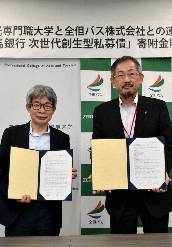 連携協定を結んだ芸術文化観光専門職大の平田オリザ学長(左)と全但バスの桐山徹郎社長=兵庫県豊岡市で2021年10月15日午後3時12分、浜本年弘撮影