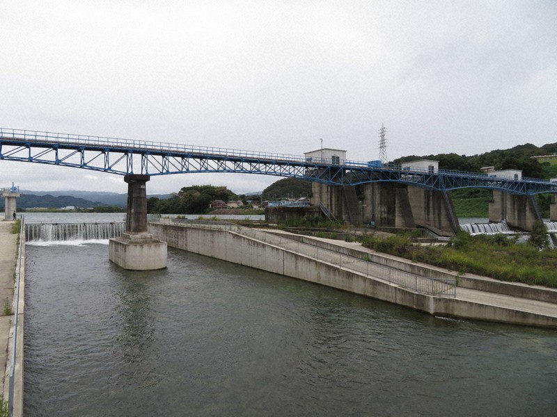 治水対策で国が水路を拡張した堰「岩出頭首工」。右中央部は従来の水路=和歌山県岩出市で、新宮達撮影