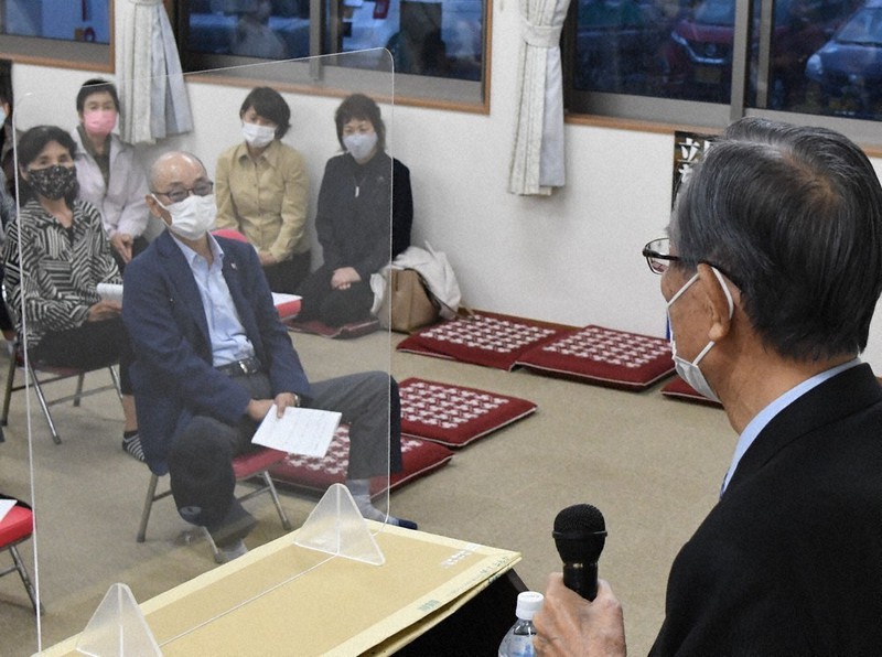 集会に臨む立候補予定者(右)=松江市で、目野創撮影