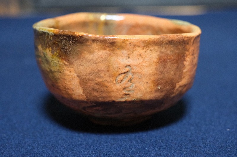 茶の湯を愛した織田有楽斎手びねりと伝わる茶碗(ちゃわん)「有楽」=筆者撮影