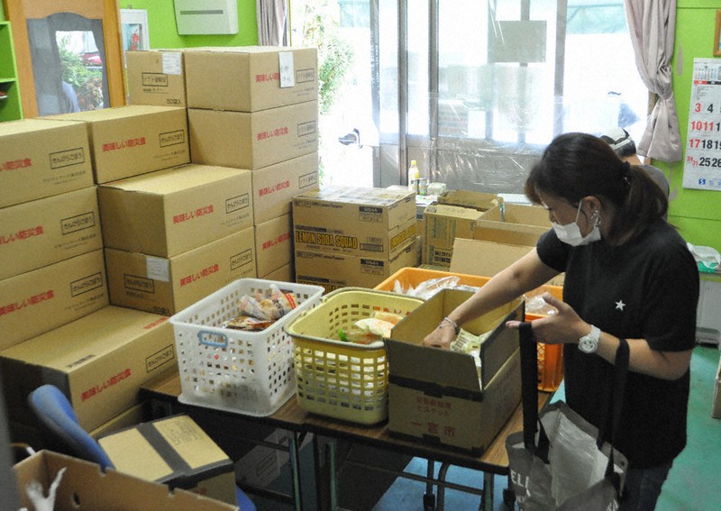 コロナ下の選択 ２０２１衆院選 6 母再就職口なく 高校学費払えず息子中退 食品無料配布が命綱 低所得ひとり親世帯 毎日新聞