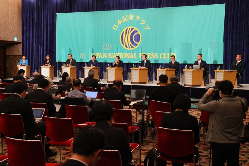 党首討論会に参加した(左から)社民党の福島党首、国民民主党の玉木代表、共産党の志位委員長、立憲民主党の枝野代表、自民党総裁の岸田首相、公明党の山口代表、日本維新の会の松井代表、れいわ新選組の山本代表、「NHKと裁判してる党弁護士法72条違反で」の立花党首=東京都千代田区の日本記者クラブで2021年10月18日、佐々木順一撮影