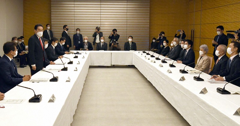 拉致被害者家族会の代表の飯塚繁雄さん(右から2人目)、横田早紀江さん(同3人目)らとの面会で発言する岸田文雄首相(左から2人目)=首相官邸で2021年10月18日午後5時1分、竹内幹撮影