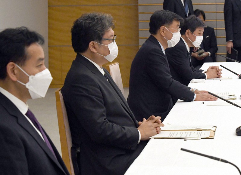 原油価格高騰等に関する関係閣僚会合で発言する松野博一官房長官(左から3人目)。同2人目は萩生田光一経済産業相、左端は山際大志郎経済再生担当相=首相官邸で2021年10月18日午後3時11分、竹内幹撮影