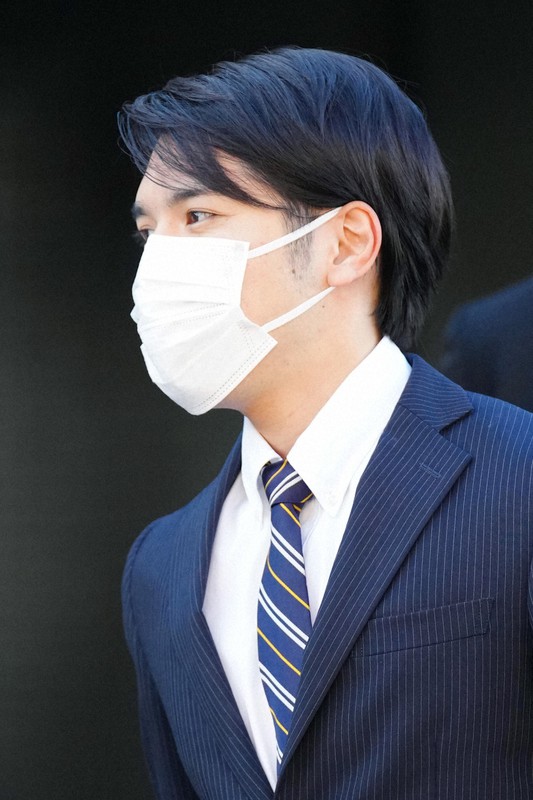 赤坂御用地へ向かうため自宅マンションを出る小室圭さん=横浜市港北区で2021年10月18日午前(代表撮影)