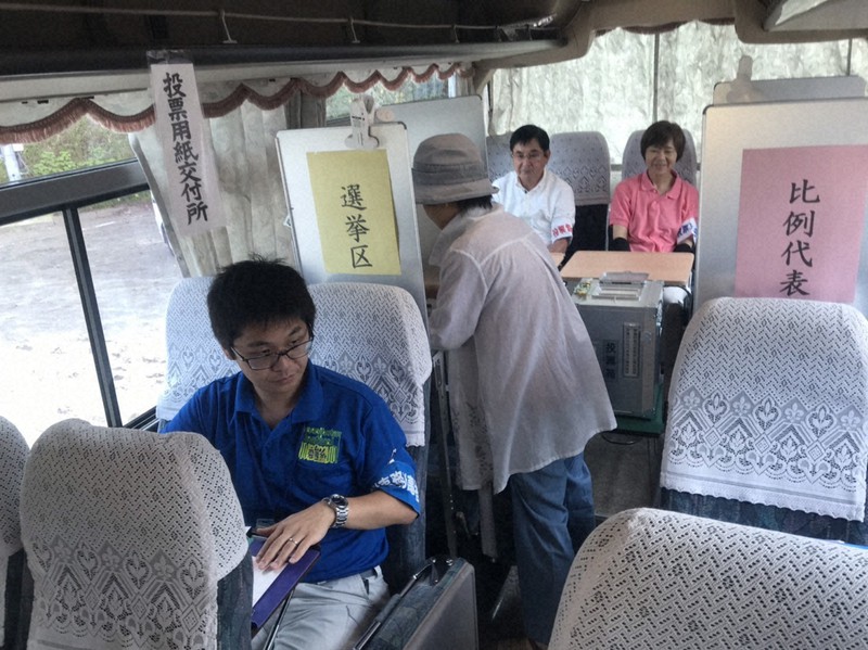 期日前投票所になった小型バス=鹿児島県南九州市提供