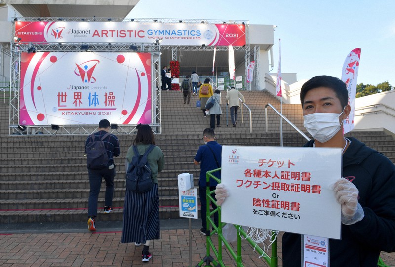 世界体操選手権の会場入り口でワクチン接種証明書などの提示を求める係員=北九州市八幡東区の市立総合体育館で2021年10月18日午前9時10分、平川義之撮影