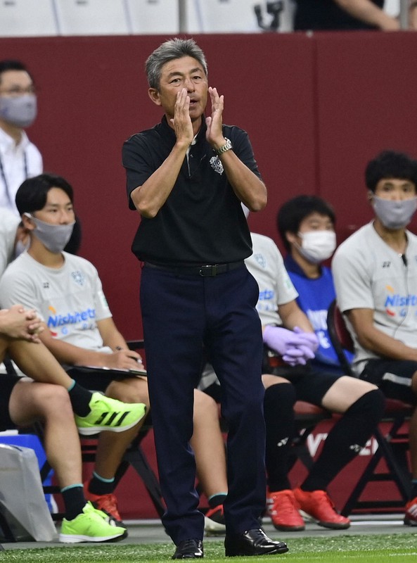 【神戸1-0福岡】指示を送る福岡の長谷部茂利監督=ノエビアスタジアム神戸で2021年10月16日、藤井達也撮影