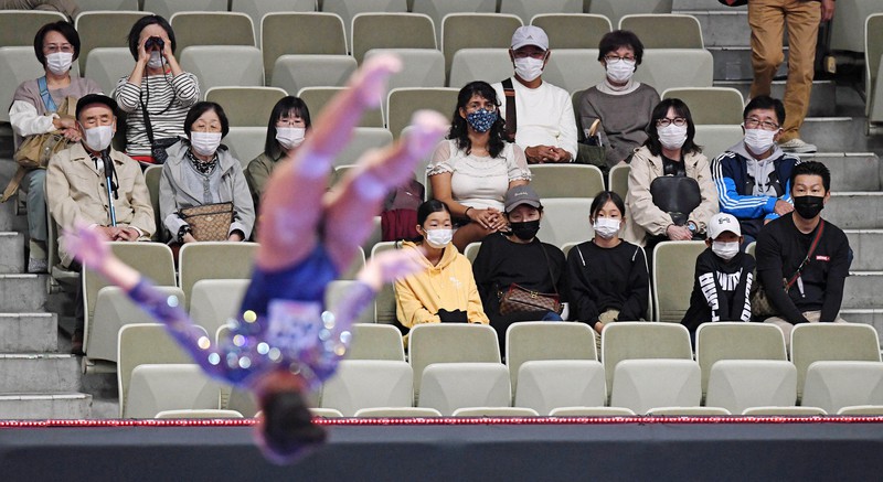 目の前で繰り広げられる演技を見つめる観客=北九州市立総合体育館で2021年10月18日、平川義之撮影