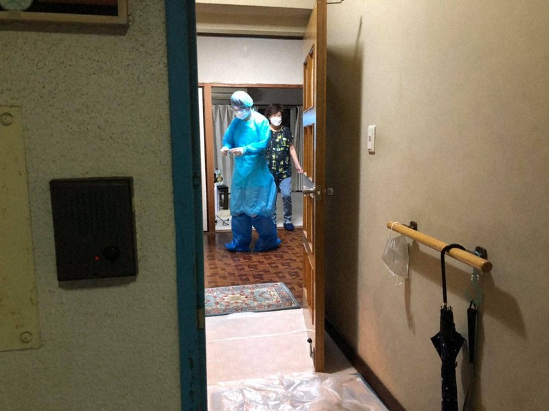 自宅療養する感染者宅。設備の整った病院と違い、東京都内の一般の住宅では、広さも換気も不十分ななかで診療するしかない