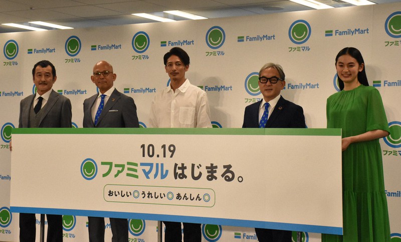 リニューアルしたプライベートブランド「ファミマル」を発表したファミリーマートの細見研介社長（左から2人目）＝東京都港区で2021年10月18日午前11時57分、松山文音撮影