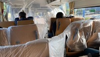 隔離されるホテルに向かう専用バス。車内はビニールで覆われていた＝中国・青島で2021年9月8日、小倉祥徳撮影