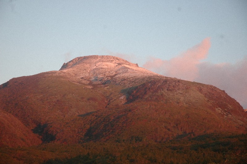 今季一番の寒さ 茶臼岳が初冠雪 昨年比日早く 栃木 毎日新聞