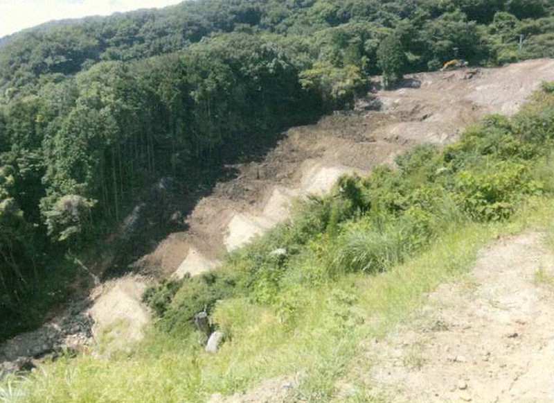 熱海市への届け出を超える段数になっていた盛り土=静岡県熱海市で2010年8月30日ごろ撮影、静岡県提供