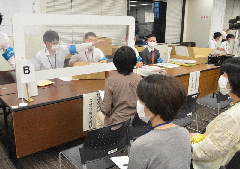 立候補届け出の手順を確認する県選管の職員ら