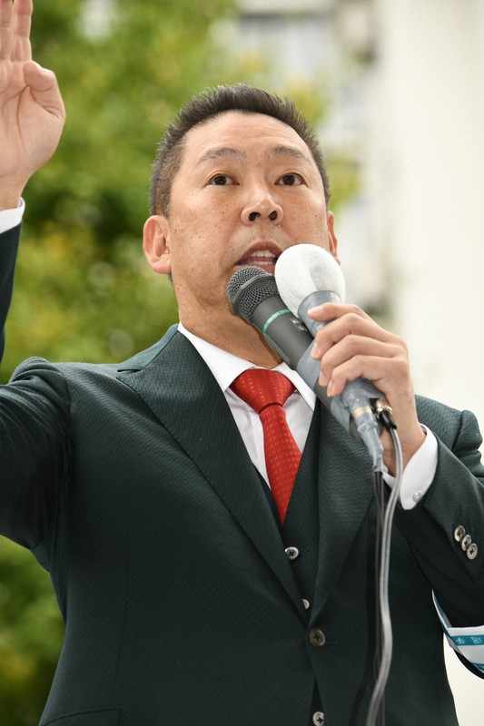 第49回衆院選が公示され、第一声で有権者に支持を訴える「NHKと裁判してる党弁護士法72条違反で」の立花孝志党首=東京都渋谷区で2021年10月19日午前10時5分、内藤絵美撮影