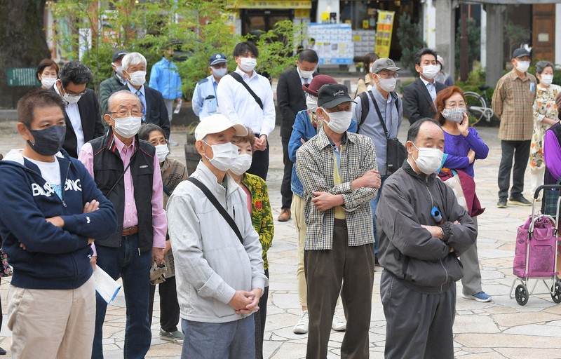 衆院選が公示され、候補者の演説を聞く人たち=福岡市で2021年10月19日午前10時23分、津村豊和撮影