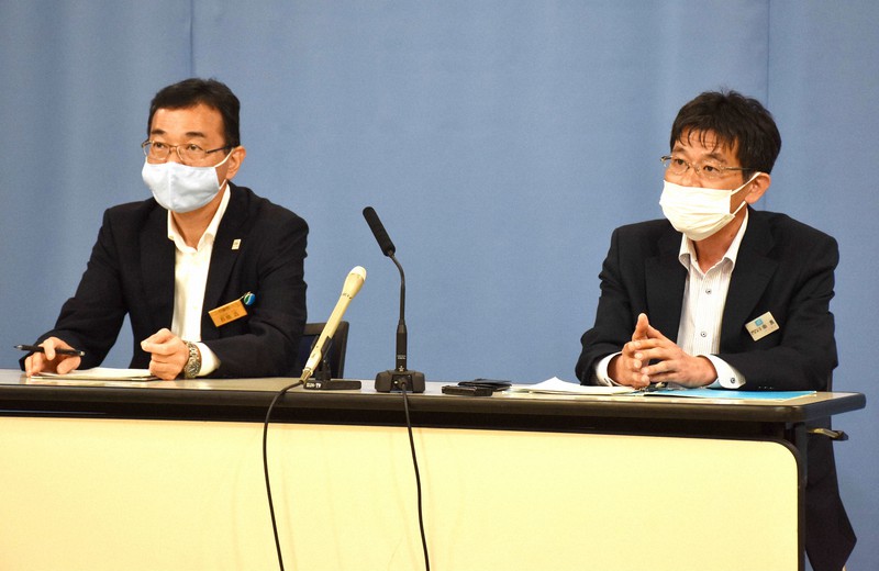明石市長への抗議について説明する県職員=神戸市中央区の県庁で2021年10月19日午後2時6分、中田敦子撮影