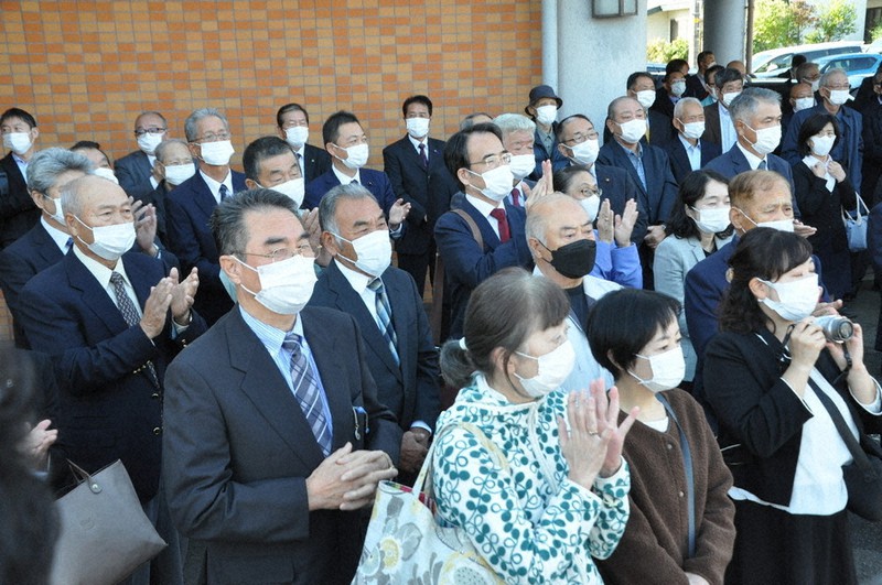 候補者の訴えを聞く支援者ら=秋田県大仙市で2021年10月19日、野呂賢治撮影