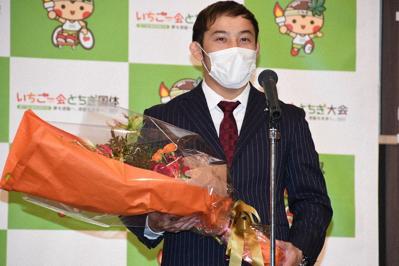 県民栄誉賞を受賞し、喜びを語る高藤選手=宇都宮市本町の宇都宮東武ホテルグランデで2021年10月16日、玉井滉大撮影
