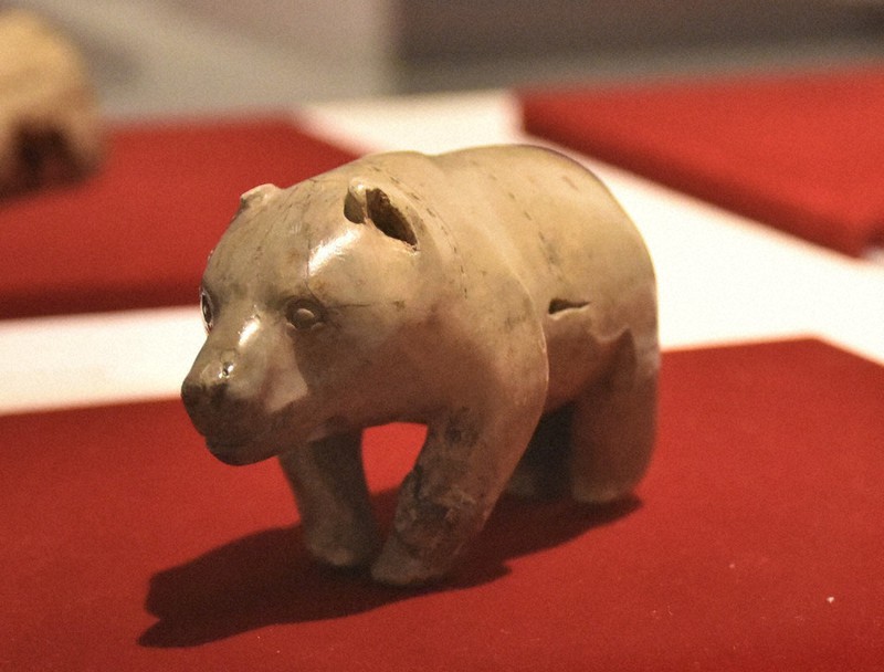 ブロンズ製の熊　木彫りの熊 木製クマの彫刻 1974年製 ブロンズ製の熊 木彫りの熊